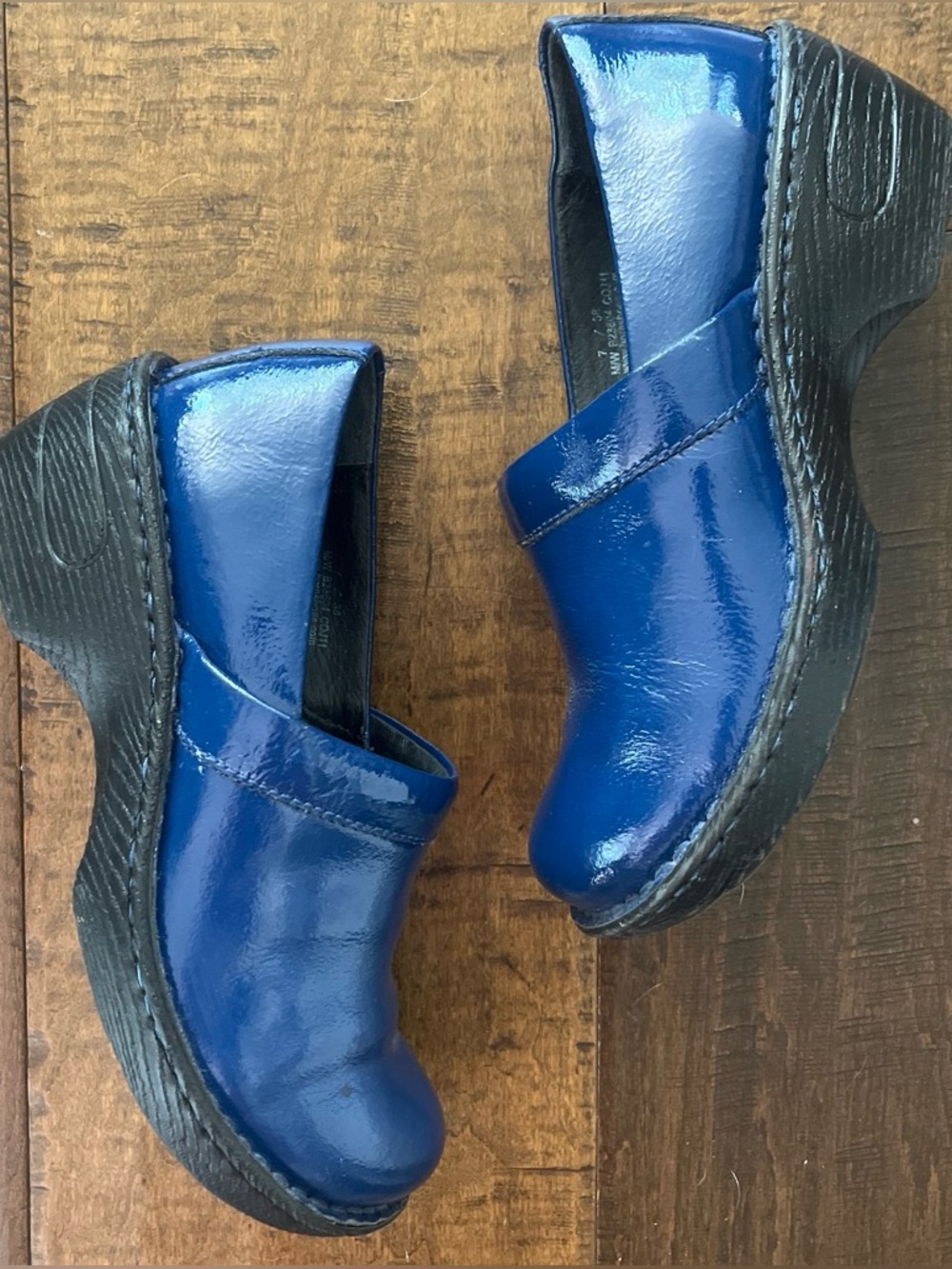 Born ‘Toby’ royal blue glossy patent leather closed heel clogs sz 7